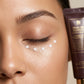 Macro-photographie ultra-nette en gros plan du contour de l'œil d'un mannequin à la peau parfaite et lumineuse. Une touche de crème blanche et onctueuse est délicatement déposée en petits points sous l'œil, prête à être estompée. Lumière naturelle et douce de studio de beauté, mise au point nette sur la texture de la crème et le grain de peau hydraté. Ambiance éditoriale de soin de la peau (skincare). (gemini-3.1-flash-image-preview)