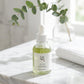 L'Angle : Vue de trois-quarts, produit légèrement excentré (règle des tiers).  Le Fond : Un comptoir de lavabo en marbre de Carrare blanc veiné. En arrière-plan flou, une branche d'eucalyptus frais et une serviette en nid d'abeille blanche.  Atmosphère : Lumineux, aéré, propre.  Le Prompt :  Lifestyle product photography of a Beauty of Joseon Calming Serum bottle (image_1.png) on a luxurious white marble countertop in a sun-drenched bathroom. Off-center placement. Background details are soft-focused, featur