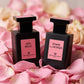 Éclat floral : Un gros plan sur les deux flacons de parfum "Mya Belle" et "Hymne à la Musique" posés sur un lit de pétales de roses roses. La lumière est douce et diffuse, mettant en valeur les couleurs délicates des flacons. (gemini-3.1-flash-image-preview)