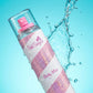 Angle : Angle oblique dynamique.  Scène : Le flacon "Pink Sugar Body Mist" est capturé alors qu'une éclaboussure d'eau pure et dynamique se soulève juste derrière lui sur le côté droit. Les gouttes d'eau sont figées dans l'air par l'appareil photo, certaines d'entre elles glissant le long du flacon en verre.  Fond : Un studio bleu aqua très clair et lumineux qui donne une sensation de fraîcheur instantanée. (gemini-3-pro-image-preview)
