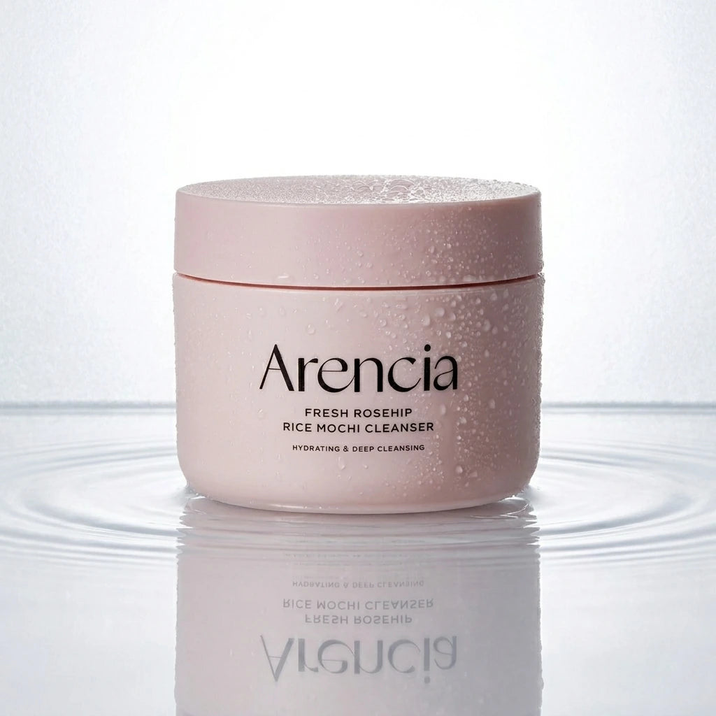 Angle : Prise de vue à ras de terre, l'objectif frôlant le support pour un effet immersif.  Scène : Le pot fermé avec son couvercle rose mat se tient au centre d'une fine nappe d'eau cristalline et pure. De subtiles ondulations circulaires entourent sa base. Des micro-gouttelettes de condensation fraîches recouvrent délicatement les parois et le dessus du couvercle.  Fond & Lumière : L'arrière-plan est un panneau de verre dépoli rétroéclairé par une lumière blanche purifiante. L'eau crée un reflet net et in