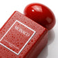 Un plan macro très serré concentré sur le flacon de image_8.png. De fines micro-gouttelettes d'eau pure perlent de manière réaliste sur la surface rouge laquée et brillante. Le bouchon sphérique de image_8.png capte la réflexion des lumières de studio, montrant des lignes nettes et impeccables. Style : Photographie cosmétique de haute précision. (gemini-3-pro-image-preview)