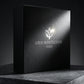 Un plan moyen net et rigoureusement frontal du grand coffret cadeau noir fermé de image_2210be.jpg posé à la verticale sur une dalle de grès poli gris anthracite texturé. La lumière de studio est directionnelle, venant frapper de biais le logo argenté central de image_2210be.jpg pour créer un éclat brillant ultra-réaliste. L'arrière-plan est sombre et épuré. Style : Photographie publicitaire de haute parfumerie, clair-obscur sophistiqué. (gemini-3-pro-image-preview)