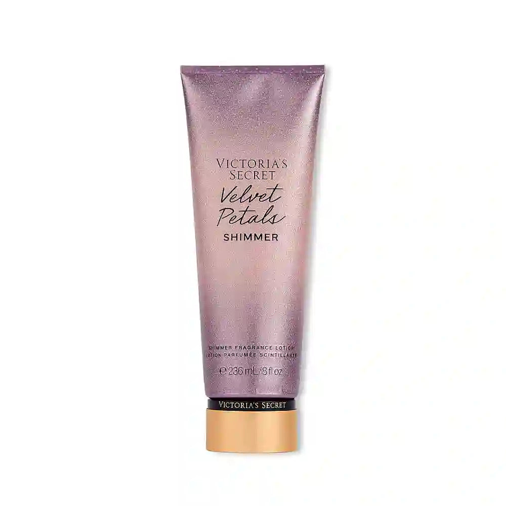 Victoria's Secret Velvet Petals Shimmer Lotion Parfumée frasco con diseño floral y detalles dorados, que emite un suave y luminoso resplandor.