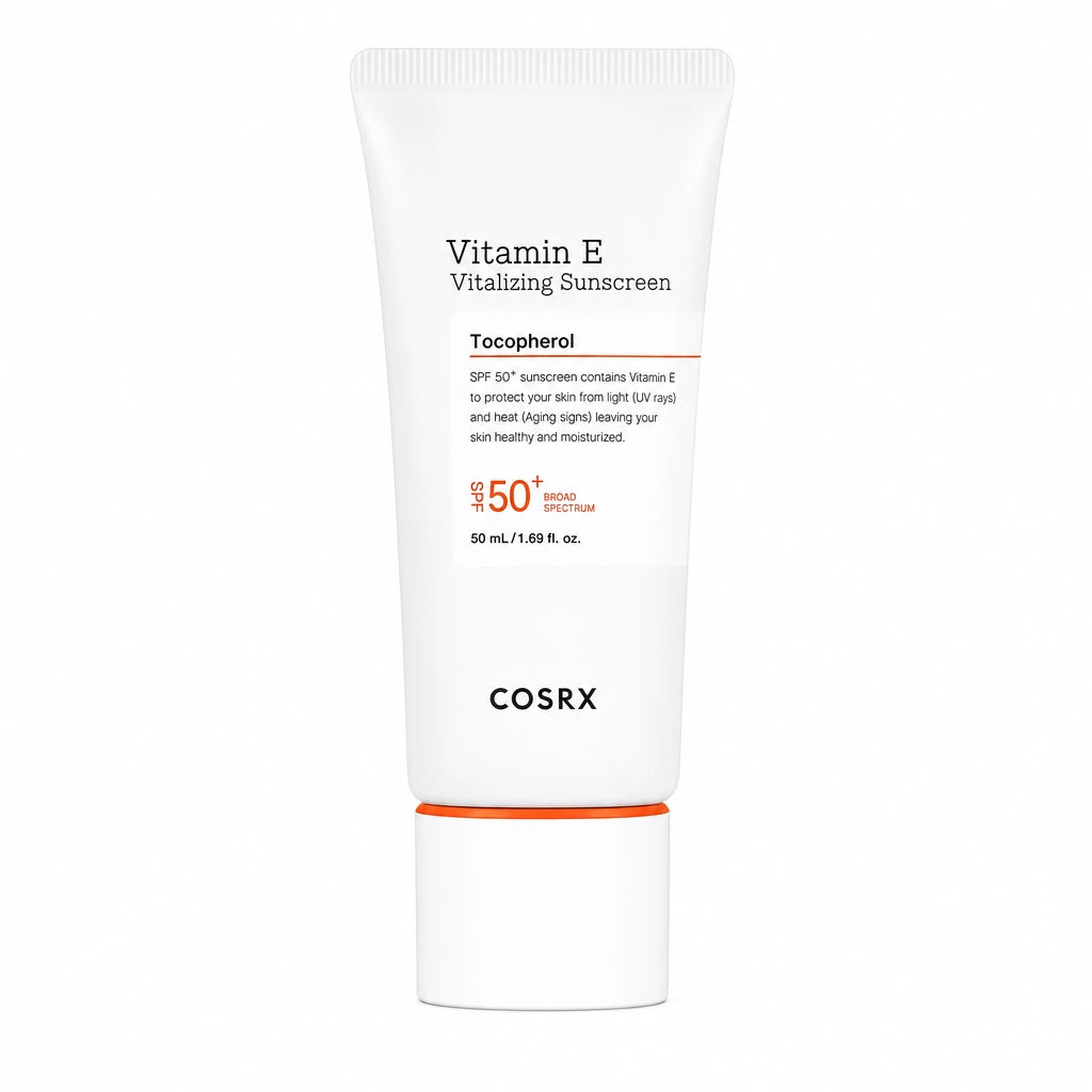 Une photo e-commerce de qualité professionnelle au format carré 1200x1200px. Le tube blanc de crème solaire "COSRX Vitamin E Vitalizing Sunscreen" de image_1832c2.png est photographié de face, parfaitement vertical et centré au milieu du cadre, reposant sur son large capuchon blanc doté d'une bague orangée. Le fond est un blanc studio immaculé, ultra-propre et sans ombres portées dures. Une lumière douce et diffuse élimine les reflets agressifs sur le plastique mat du tube, rendant le texte noir, le logo "C